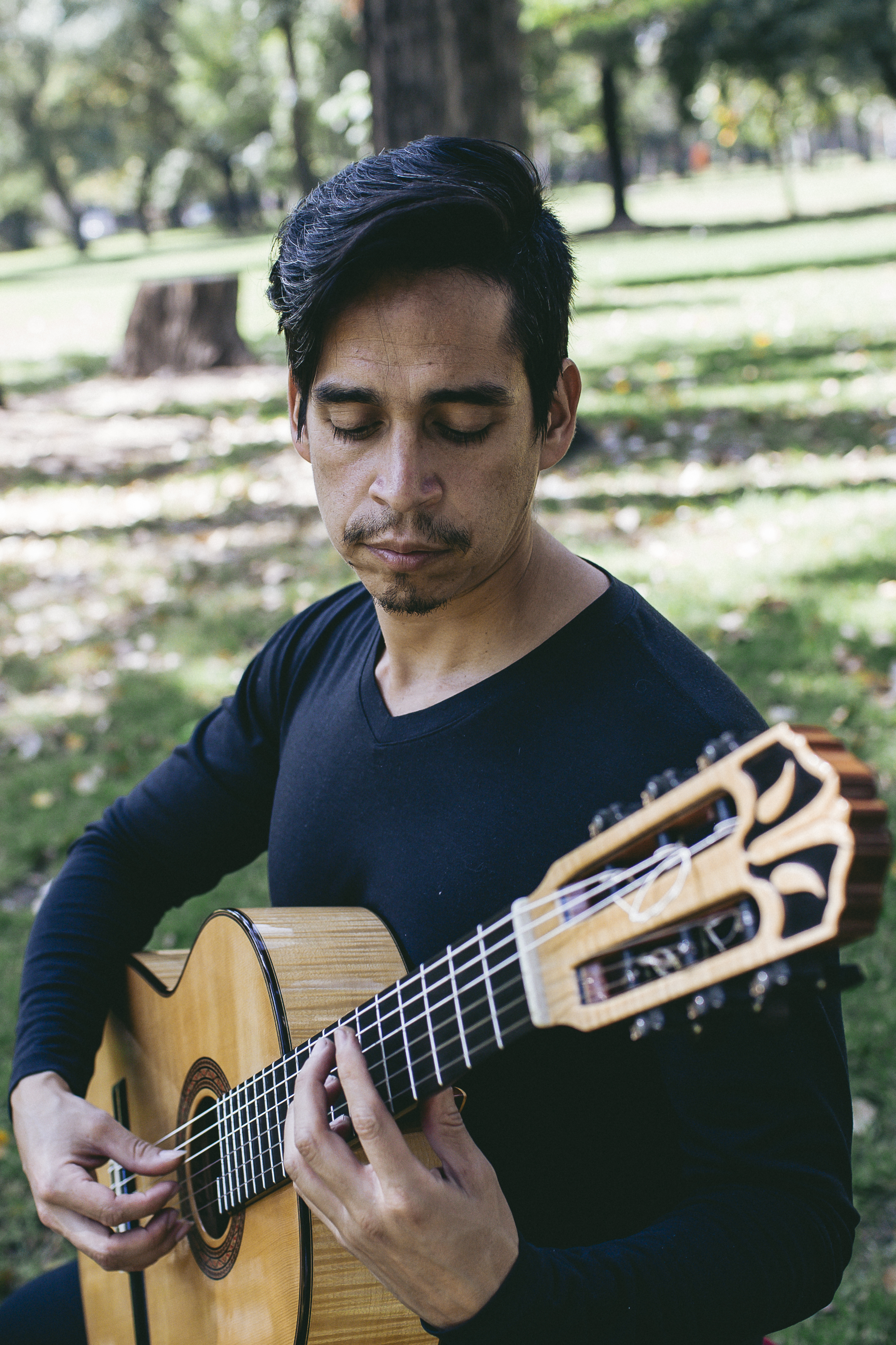 David Riquelme tocando guitarra clásica